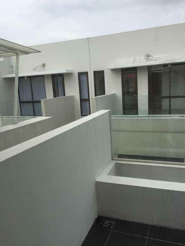 rumah graha natura surabaya barat one gate minimalis