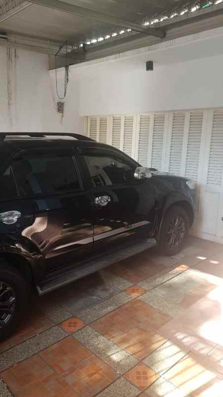 rumah jalan raya pondok kelapa