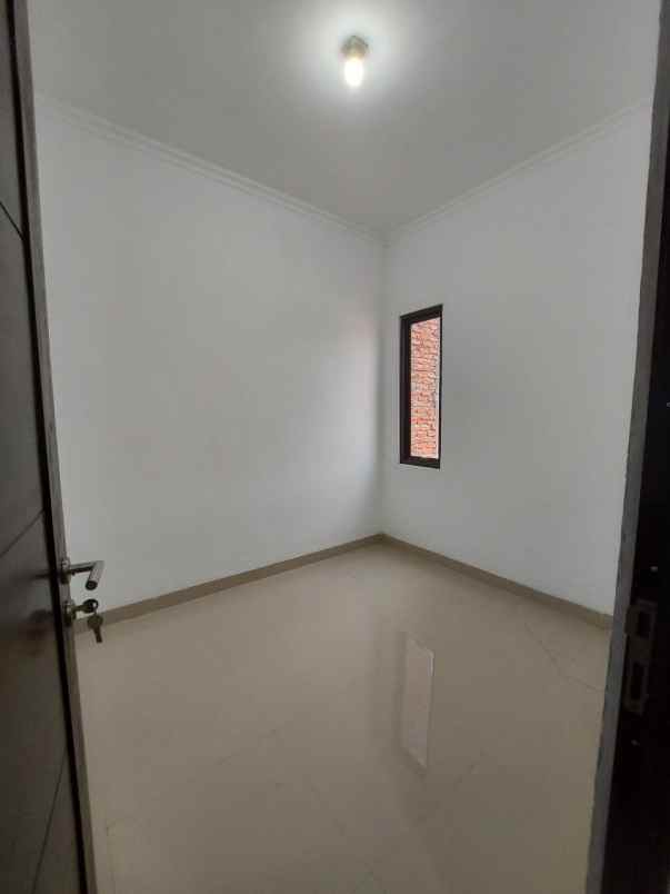 rumah jl kesehatan v cipayung