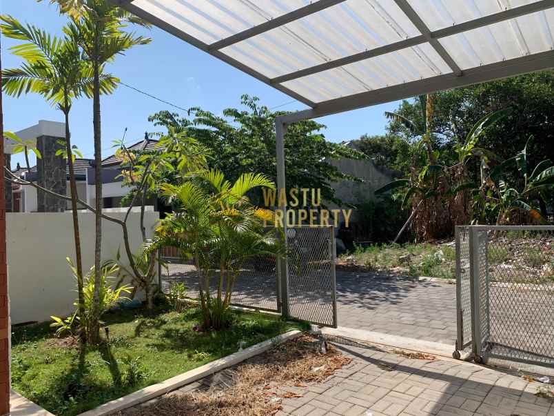 rumah klasik dalam perumahan dekat candi