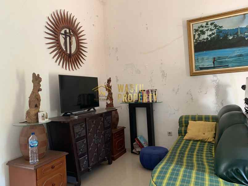 rumah klasik dalam perumahan dekat candi