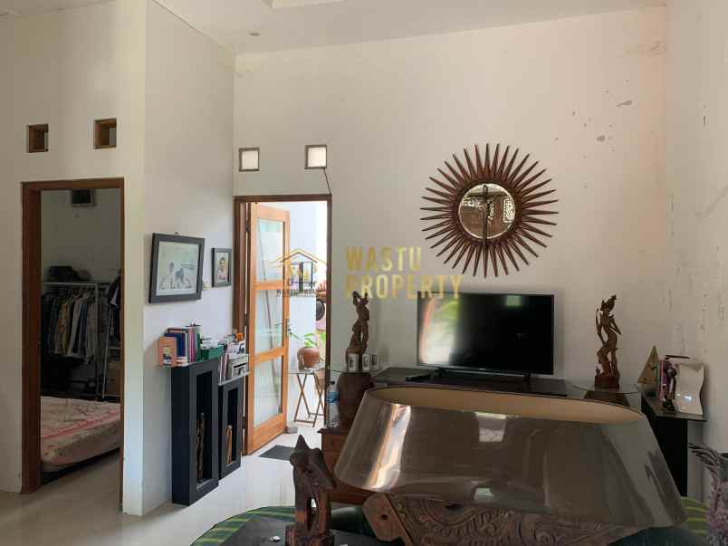 rumah klasik dalam perumahan dekat candi