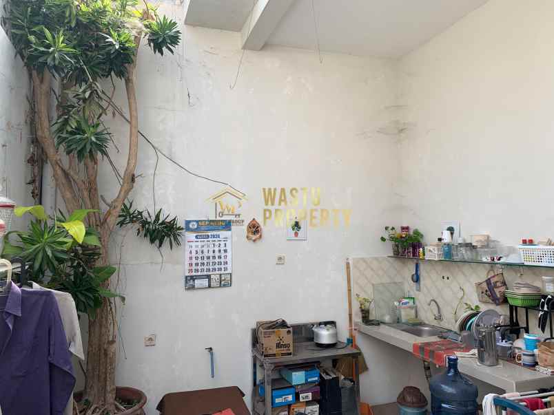 rumah klasik dalam perumahan dekat candi