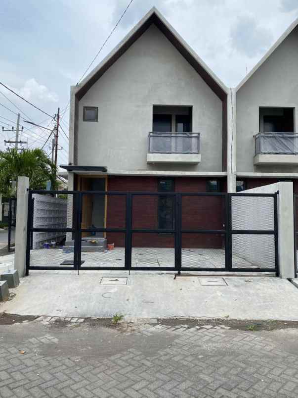rumah kutisari indah dua lantai hook bagus siap huni