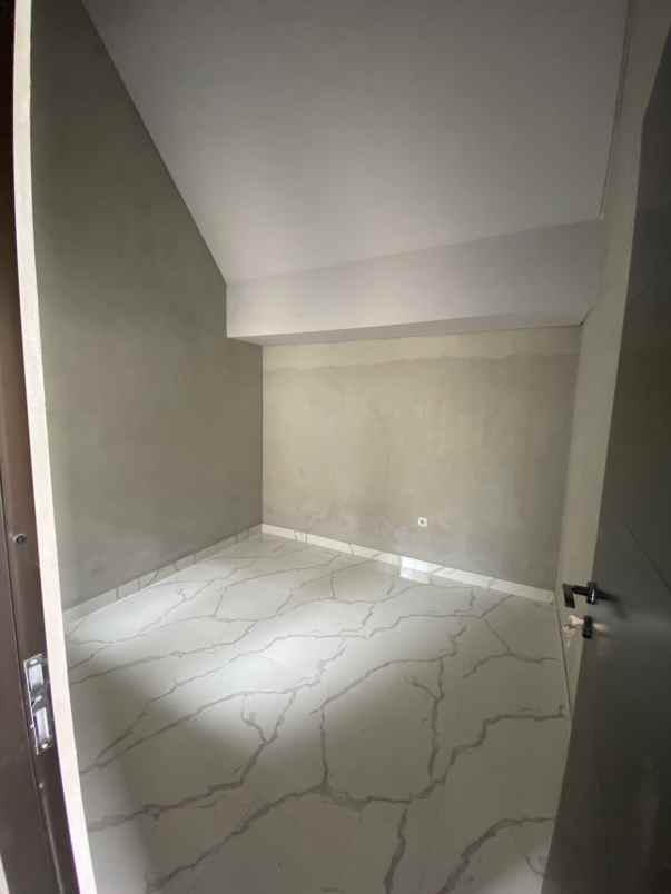 rumah kutisari indah dua lantai hook bagus siap huni