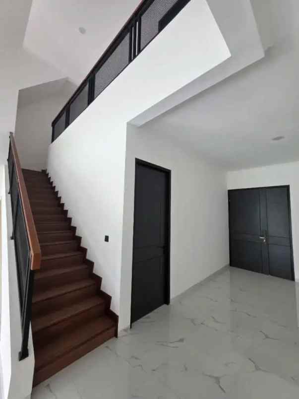 rumah luas lokasi strategis baru renovasi bsd punya