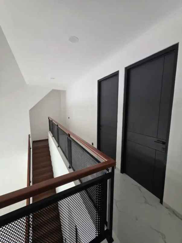 rumah luas lokasi strategis baru renovasi bsd punya