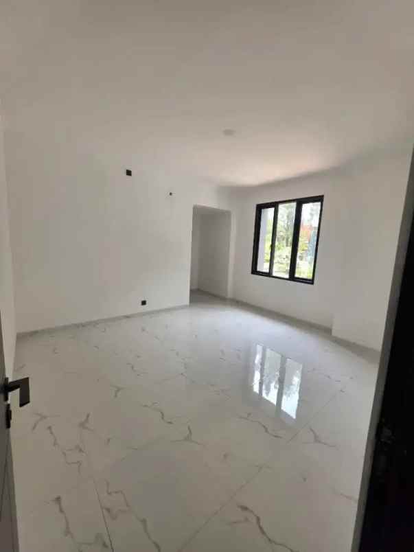 rumah luas lokasi strategis baru renovasi bsd punya