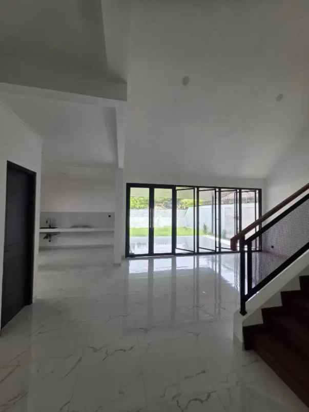 rumah luas lokasi strategis baru renovasi bsd punya