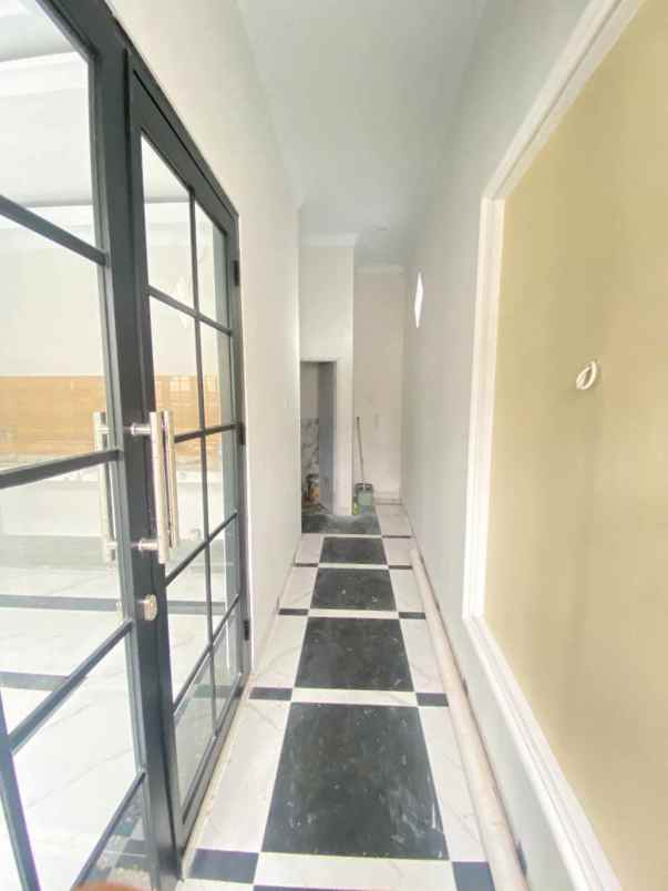rumah mewah 2 lantai hook di tanah baru