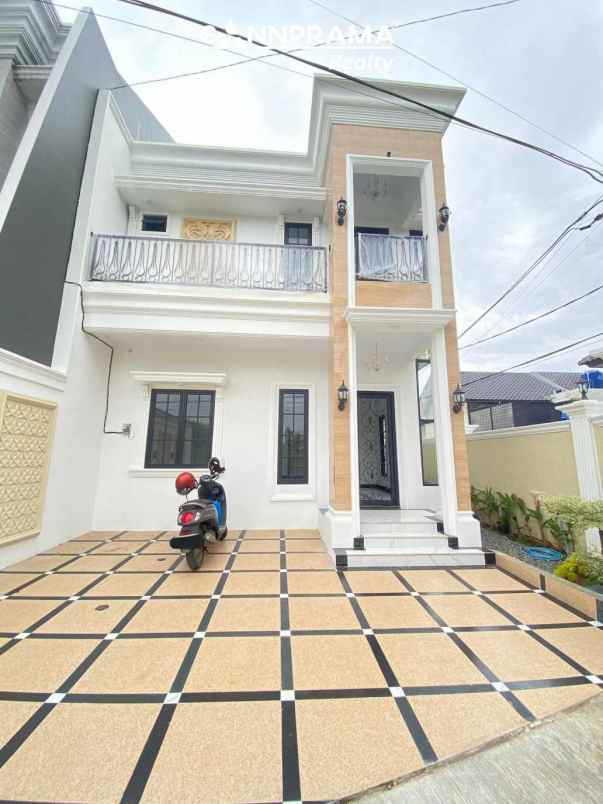 rumah mewah 2 lantai hook di tanah baru