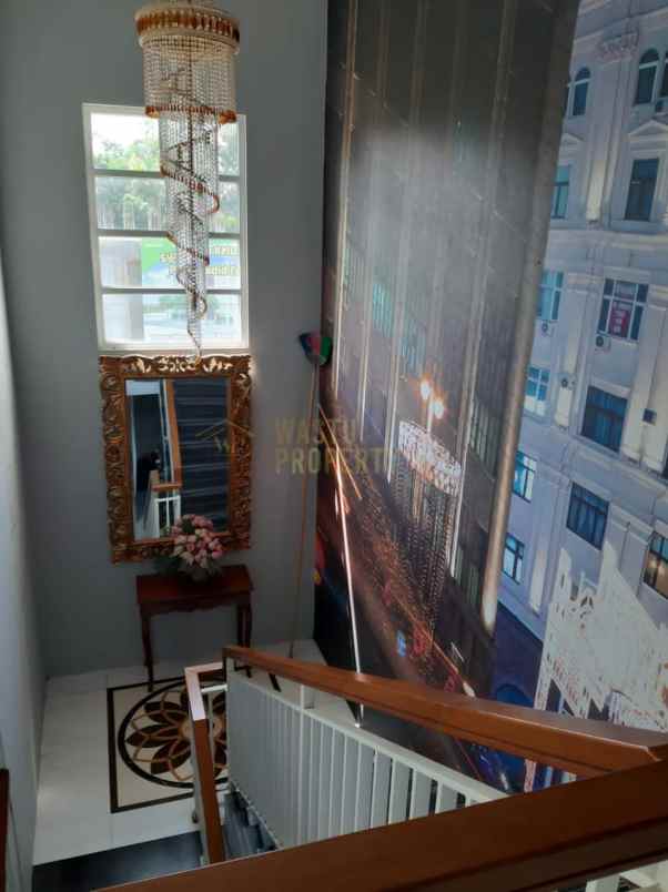 rumah mewah ada kolam renang dekat stadion maguwo