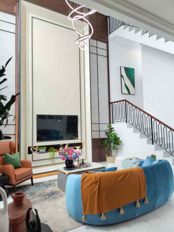 rumah mewah dan modern di dian istana cluster le isole