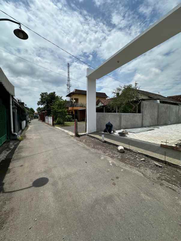 rumah modern dalam cluster di mlati sleman