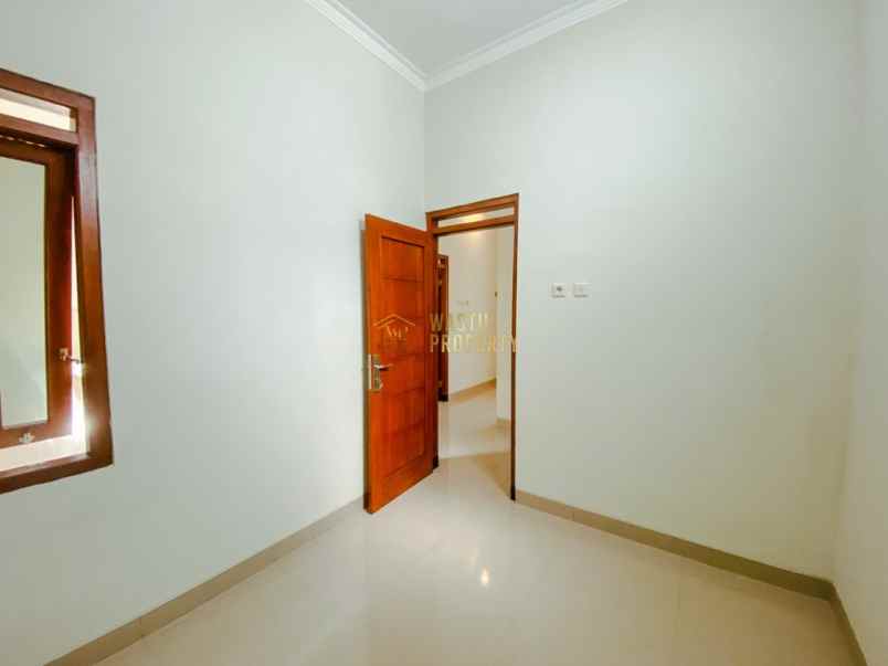 rumah modern strategis 6 menit ke rs hardjolukito