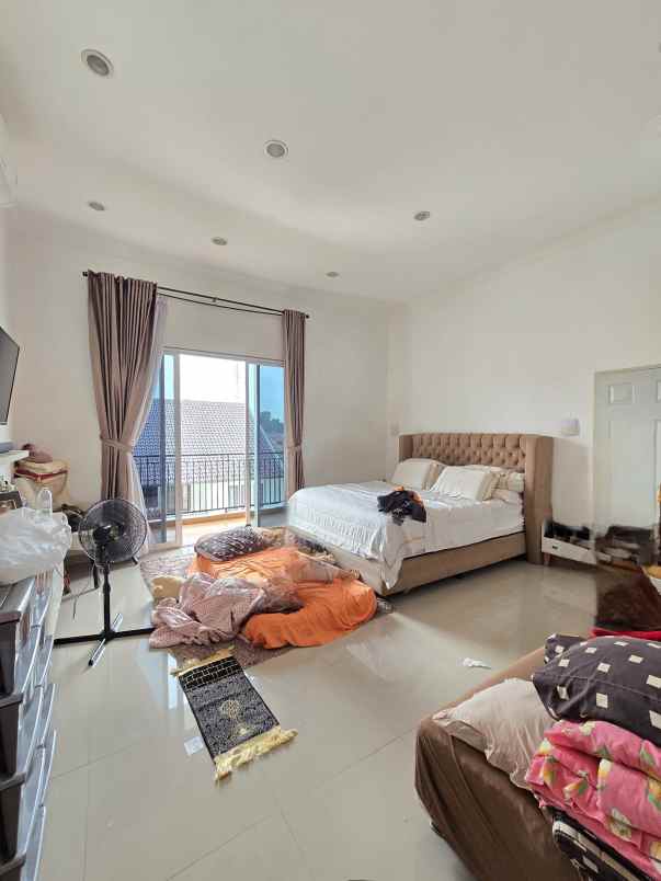 rumah modern tropis dalam komplek semi furnished