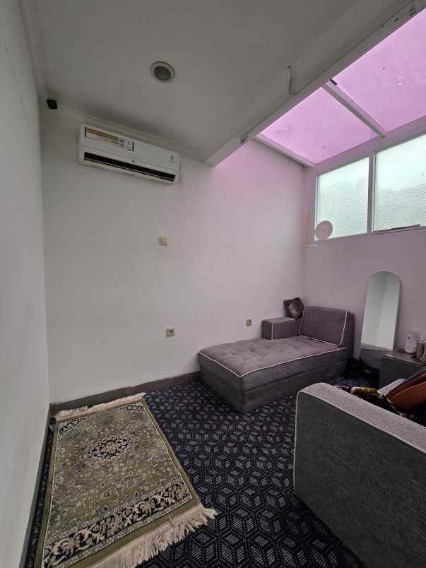 rumah modern tropis dalam komplek semi furnished