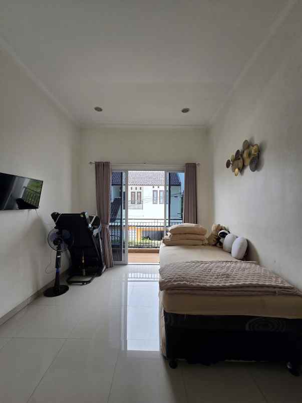 rumah modern tropis dalam komplek semi furnished