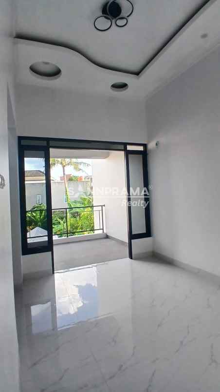rumah modern tropis di perumnas depok 1