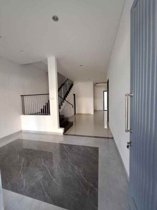 rumah pakuwon city imperial palm beach hadap utara