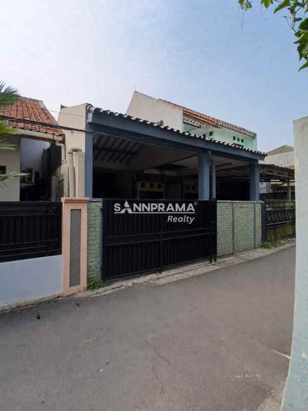 rumah strategis dengan kamar 5 di kukusan depok iml