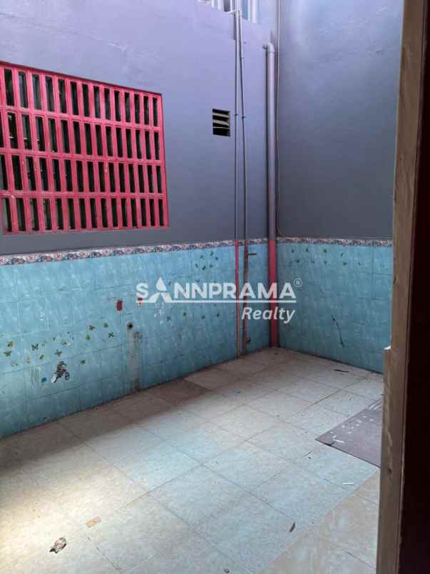 rumah strategis dengan kamar 5 di kukusan depok iml