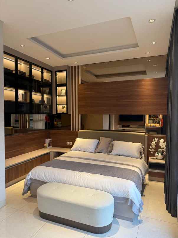 rumah tengah kota 2 lantai