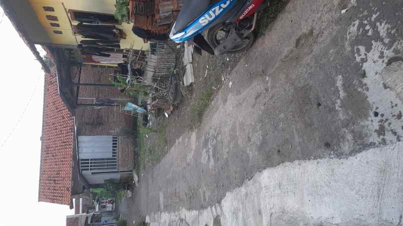 tanah rata dan padat tengah pemukiman