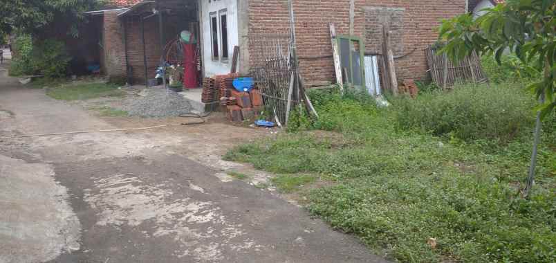 tanah rata dan padat tengah pemukiman