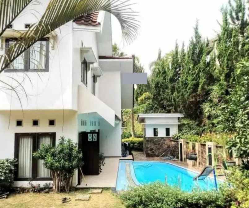 villa besar dan luas ada kolam renang di kota batu