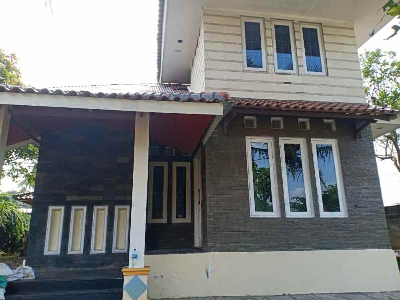 villa karangpandan karanganyar