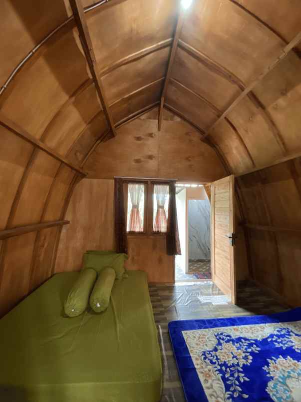 villa kayu 2 lantai semi furnished di sembalun