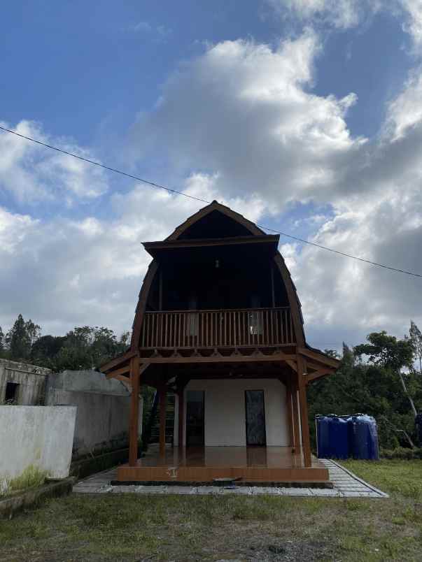 villa kayu 2 lantai semi furnished di sembalun