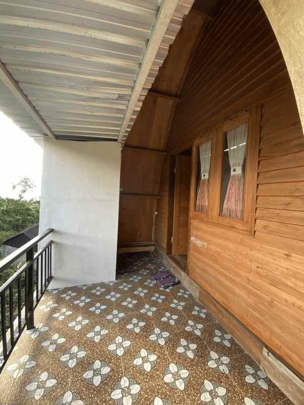 villa kayu 2 lantai semi furnished di sembalun