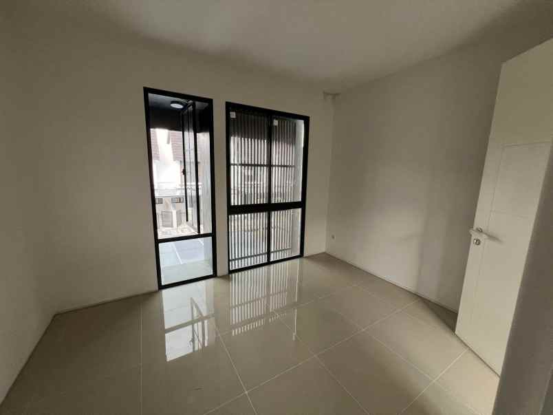 amesta living 2 lantai min 2 tahun