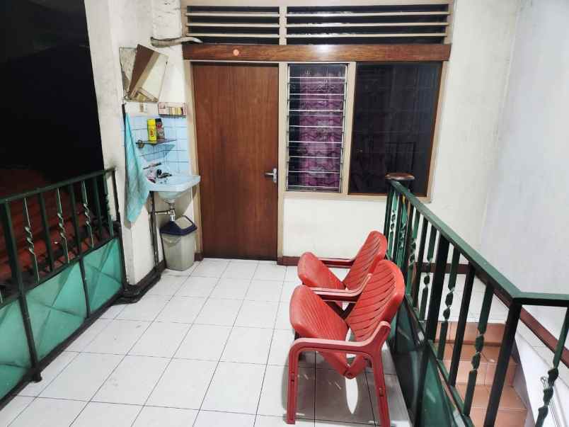 dijual bangunan 1 lantai di jalan raya perak barat