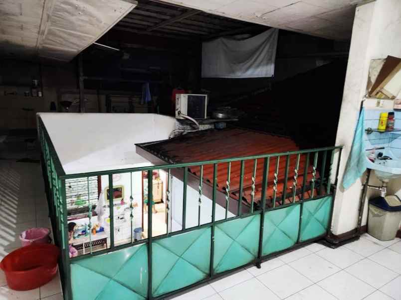 dijual bangunan 1 lantai di jalan raya perak barat