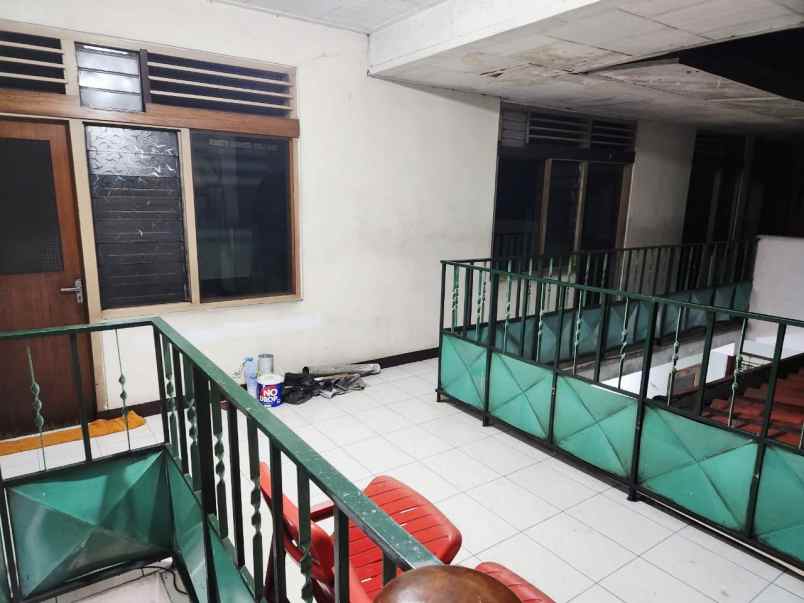 dijual bangunan 1 lantai di jalan raya perak barat