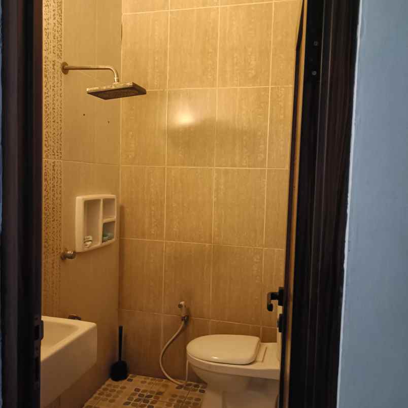 dijual rumah 3 lantai di permata kbb