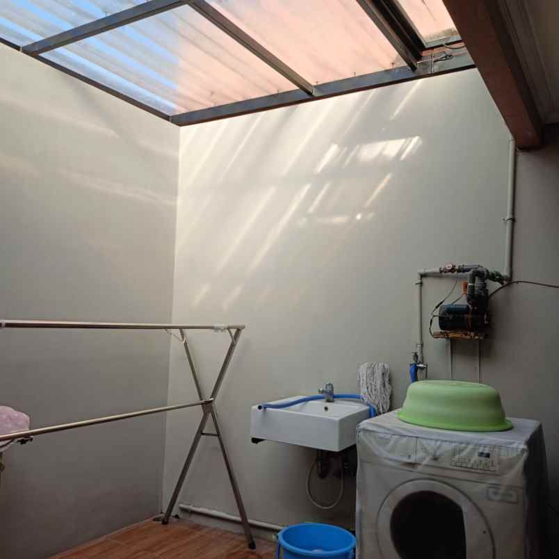 dijual rumah 3 lantai di permata kbb