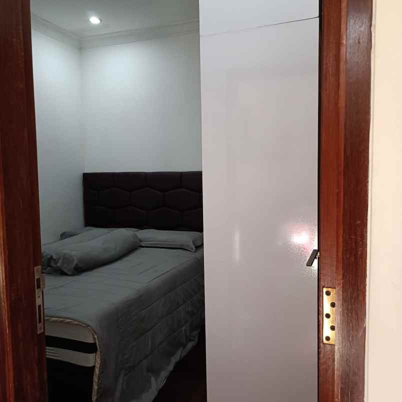 dijual rumah 3 lantai di permata kbb