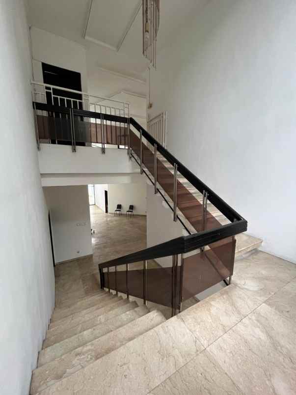 dijual rumah ada kolam renang di mampang