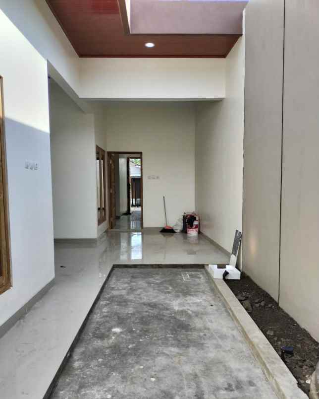 dijual rumah bandara adi sucipto