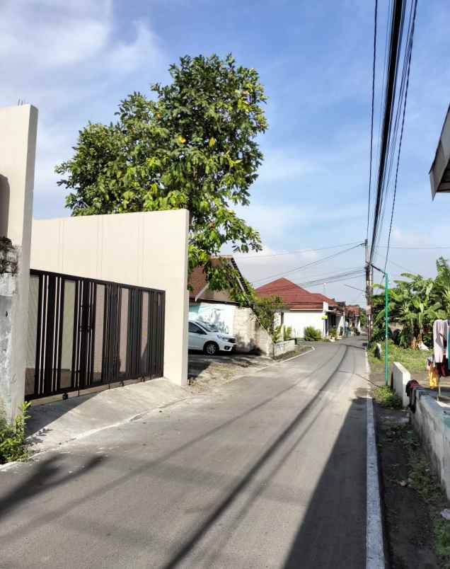 dijual rumah bandara adi sucipto