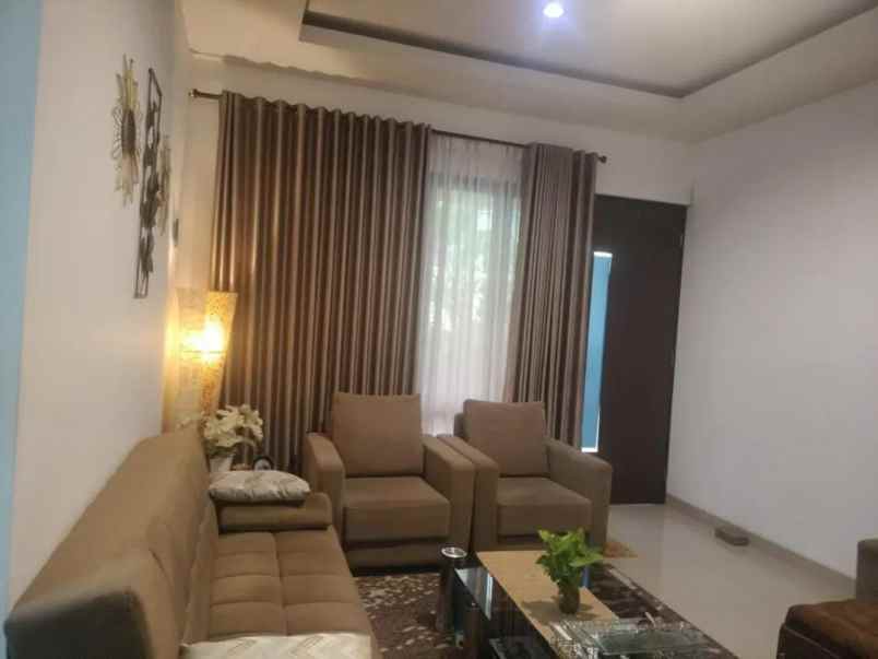 dijual rumah bsb city