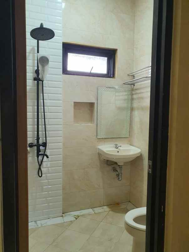 dijual rumah cantik dengan lokasi strategis bu