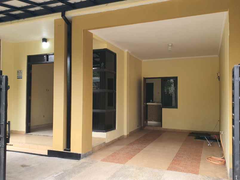 dijual rumah cantik dengan lokasi strategis bu