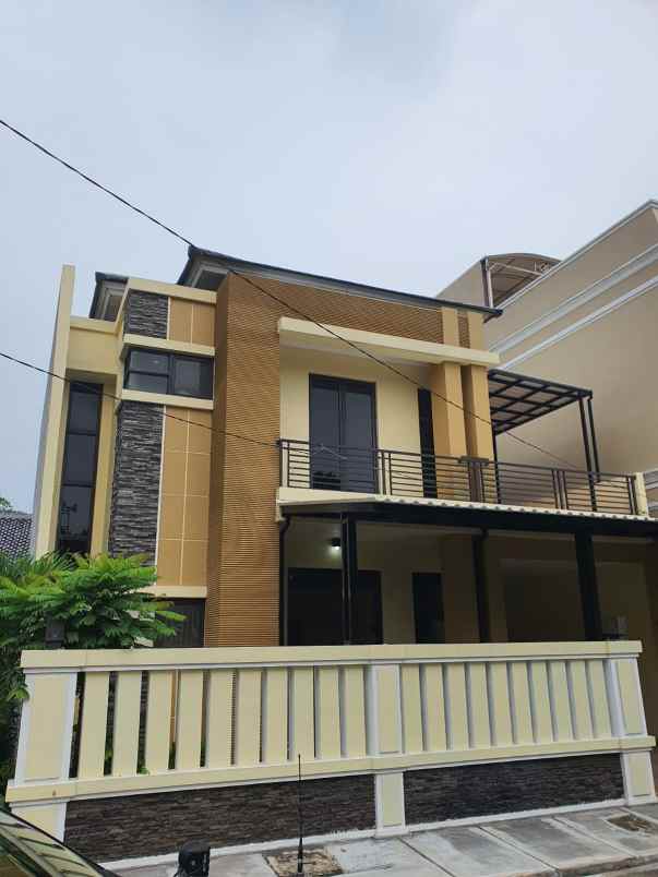 dijual rumah cantik dengan lokasi strategis bu