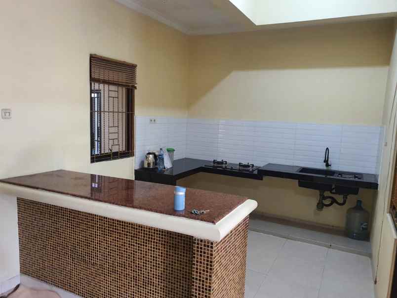 dijual rumah cantik dengan lokasi strategis bu