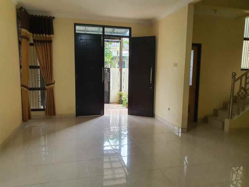 dijual rumah cantik dengan lokasi strategis bu